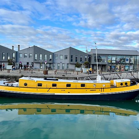 Une Peniche Dans Le Bassin A Flot Du Vieux Port Λα Ροσέλ Εξωτερικό φωτογραφία