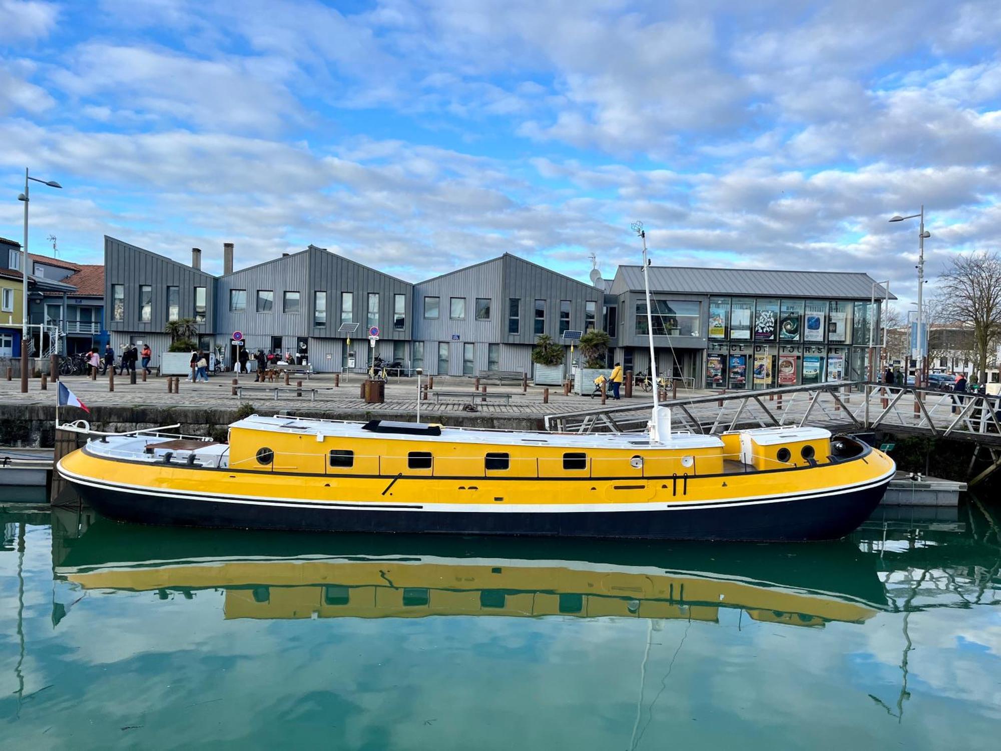 Une Peniche Dans Le Bassin A Flot Du Vieux Port Λα Ροσέλ Εξωτερικό φωτογραφία